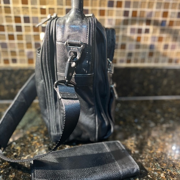 Tumi Black Leather Messenger Shoulder Travel Computer Shoulder Bag & Free Wallet - Picture 4 of 16